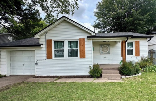 Norman House | Cozy and charming 2-bedroom house in Norman with EV charger. Close to downtown.