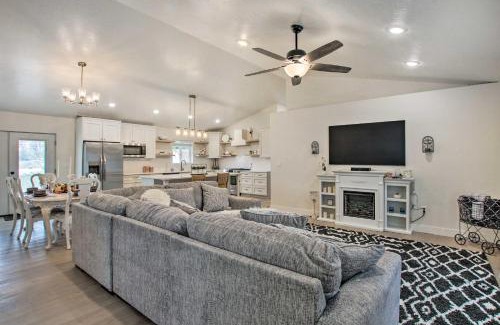 Bloomington House | Cozy and Chic Abode about 11 Mi to Bloomington Lake