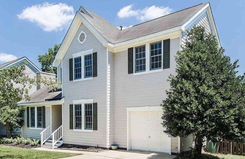 Brookstone House | Cozy and colorful house; parks and trails around; Fenced in backyard with patios