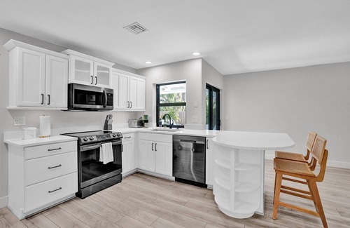 Tropic Palms House | Cozy and comfortable pool house!