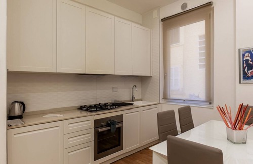 Universita Apartment | Cozy and comfortable 70sqm apartment, able to accommodate up to 3 people, located on the ground floor of a five-story building, less than 5 minutes' walk from the Bologna Metro station and the square of the same name.The apartment is complete with a livi