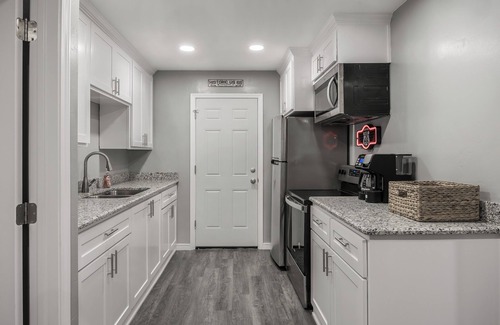 Amarillo House | Cozy and comfy 1-bedroom home w/washer-dryer set, located right on Rt 66