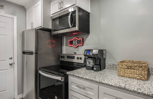 Amarillo House | Cozy and comfy 1-bedroom home w/washer-dryer set, located right on Rt 66
