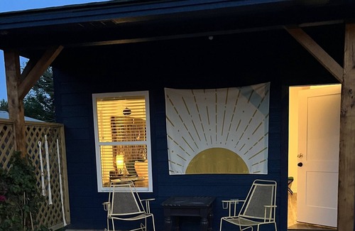 Lexington Cabin | Cozy and comfy lodging. Walking distance to the town square and BBQ!