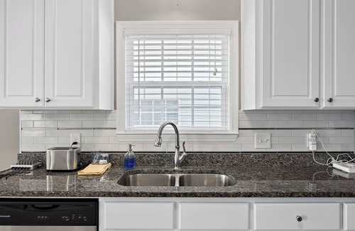 Dothan House | Cozy and Comfy Retreat in a Quiet Neighborhood. Weekly and monthly discounts