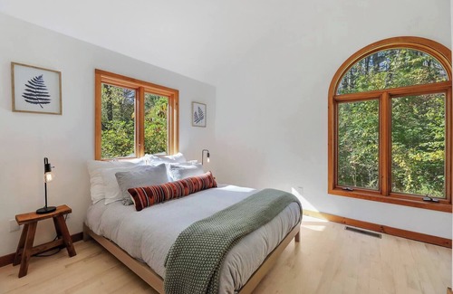 Glendale Cottage | Cozy and conveniently located cottage nestled in the mountains