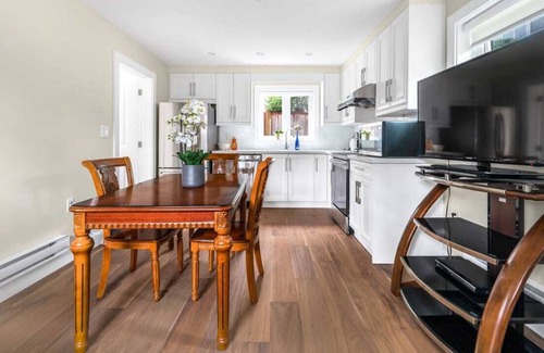West Point Grey House | Cozy and Convenient 2BR Home near Kitsilano Beach