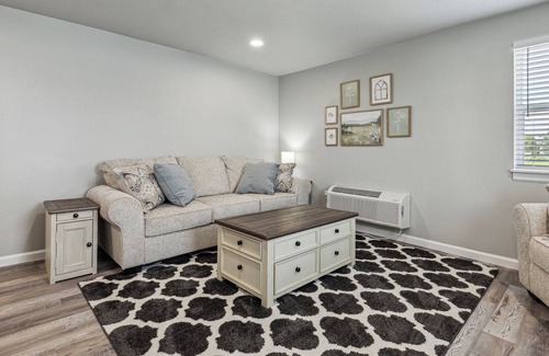 Whitesboro Apartment | Cozy and Cute Studio 15 minutes from Lake Texoma and 30 minutes from WinStar.