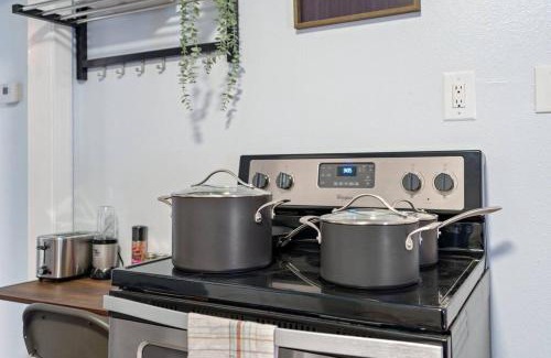 Cedar Crest Apartment | cozy and modern 1BR apartment (15 steps)