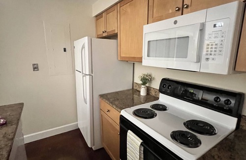 Glover Park Apartment | Cozy and modern apartment nestled along the tree lined streets of Georgetown.