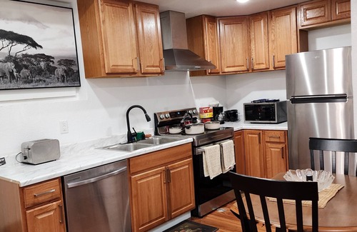 Gateway House | Cozy and Neat house in a quite and safe neighborhood, very friendly hosts!