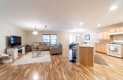 Star House | Cozy and peaceful home. Sleeps 12 , RV side parking , Office space , Sun Room