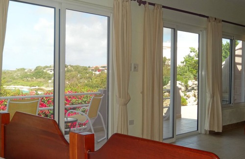East End Village Villa | COZY AND PRIVATE FOR TWO COUPLES TRAVELING TOGETHER