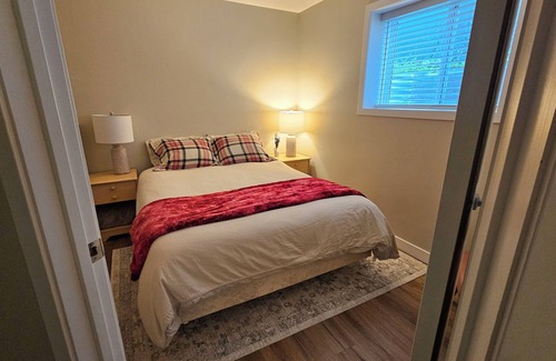 Cougar Creek House | Cozy and Private Suite just 20 minutes from Banff!