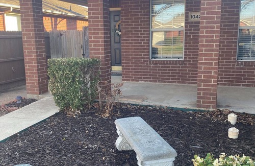 Little Elm House | Cozy and quaint North Texas home. Pet-Friendly!