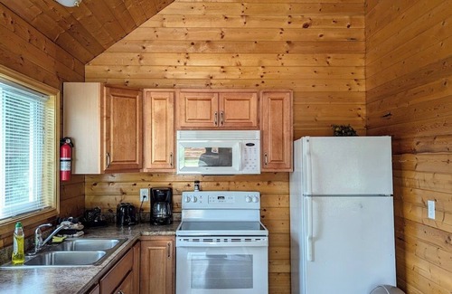 Regional District of Fraser-Fort George Cabin | Cozy and Relaxing Getaway Cabin #10n