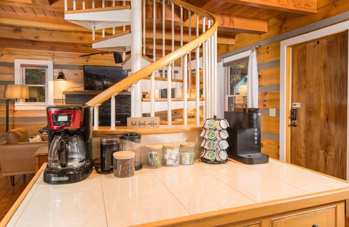 Deep Gap Cabin | Cozy and Romantic - Hot Tub - King Bed - Fireplace
