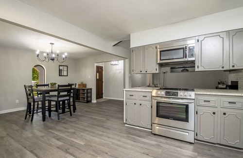 Benton House | Cozy and Serene 3 Bed 3 Bath in Great Area Close to Everything