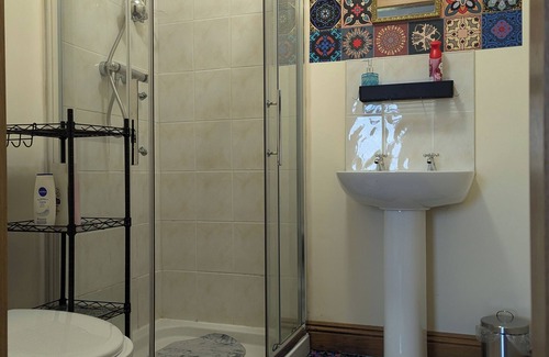Inishowen Bed & Breakfast | Cozy and Social Getaway for Couples, Solo Travelers, and Remote Workers