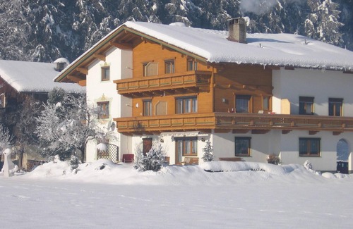 Aschau Im Zillertal Apartment | Cozy and spacious apartment with views of the Zillertal mountains