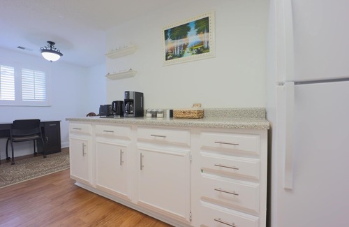 Charlotte House | Cozy and Spacious Ranch