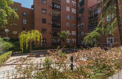 Moncloa-Aravaca House | Cozy and Stylish Room with Natural Light and Vibrant Decor