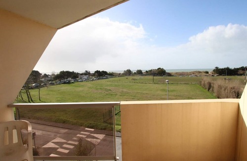 Donville-les-Bains Apartment | Cozy apartment with balcony, sea view, Internet and parking in Donville-les-Bains