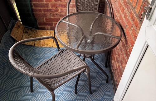 Little Hay Apartment | Cozy apartment, 10 min from B'ham Airport/NEC/HS2 sleeps up to 6, King bed, Wifi