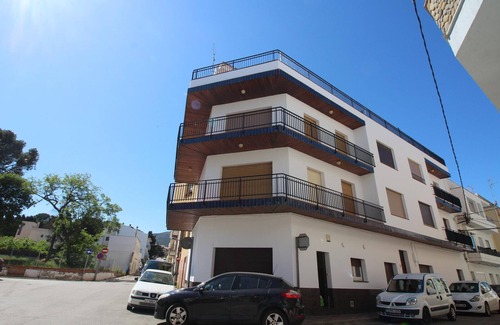 Llanca Apartment | Cozy Apartment 100m from Port Beach, Close to Promenade & Shops, WiFi Available