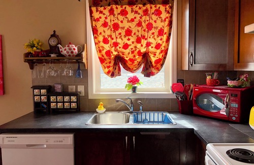 McKenzie Towne Apartment | Cozy Apartment Above Garage in Calgary SE