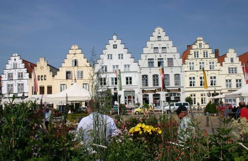 Friedrichstadt House | Cozy apartment on the canal