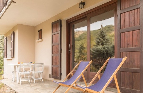 Saint-Chaffrey Apartment | Cozy apartment for 8, near slopes, fireplace