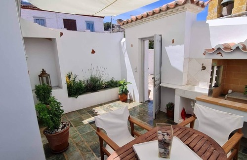 idhra Apartment | Cozy apartment for small family 2 minutes from Castello Baby Beach