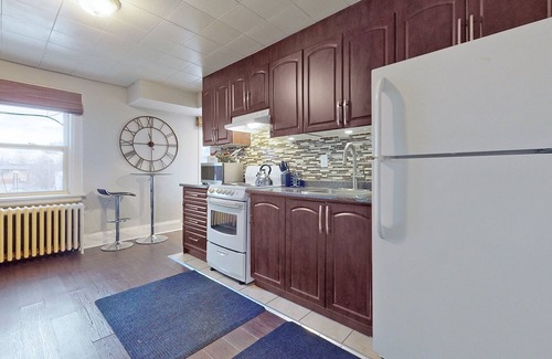 Brampton Apartment | Cozy Apartment in Downtown Brampton ~Walk to restaurants, shopping and Gage Park