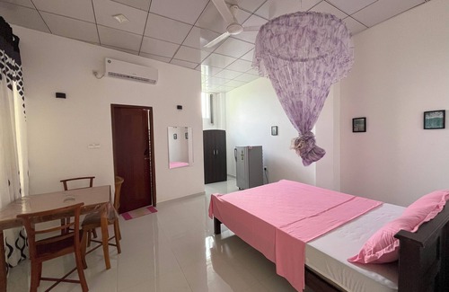 Weligama Apartment | Cozy apartment in enjoyable Mirissa with WiFi, AC