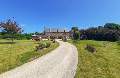 Roz-Landrieux Apartment | Cozy apartment in Roz-Landrieux