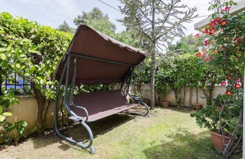 Kifisia Apartment | Cozy apartment in Nea Erythraia with courtyard