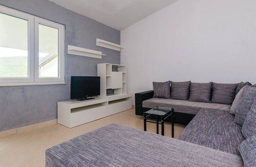 Hodilje Apartment | Cozy apartment in Hodilje with WiFi