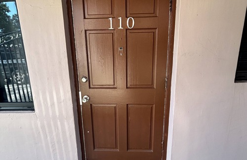 Little Ranches Apartment | Cozy apartment in Hollywood. Ideal Location Near Beach, Shops, and Highways