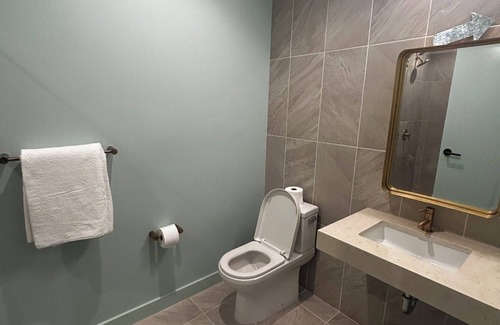 Carthay Circle Apartment | Cozy apartment in LA with WiFi, AC, fitness room sauna steam room sauna and pool
