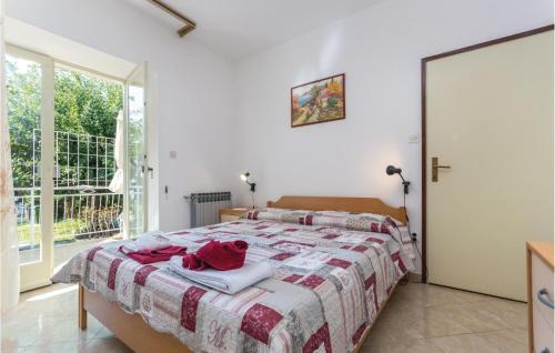 Lovrecica Apartment | Cozy Apartment In Lovrecica With Wifi