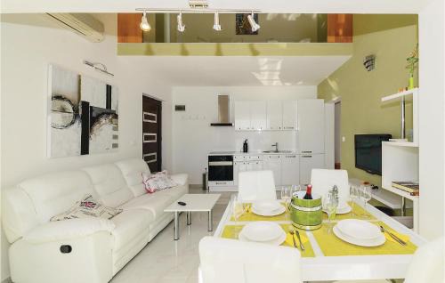 Miskovici Apartment | Cozy Apartment In Miskovici With Wifi