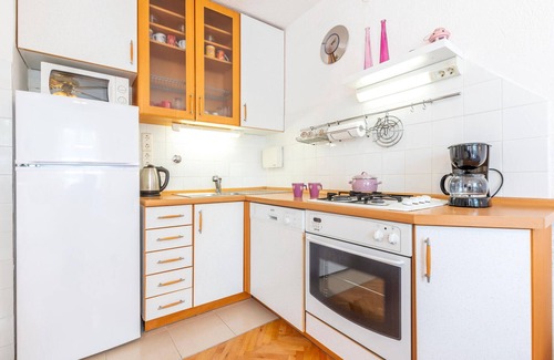 Poljica Apartment | Cozy apartment in Poljica with WiFi