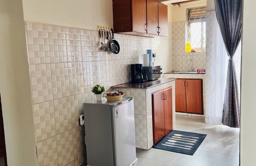Kampala Apartment | Cozy Apartment Near Acacia Mall, Unlimited WIFI, Netflix, Free Parking 2BRM