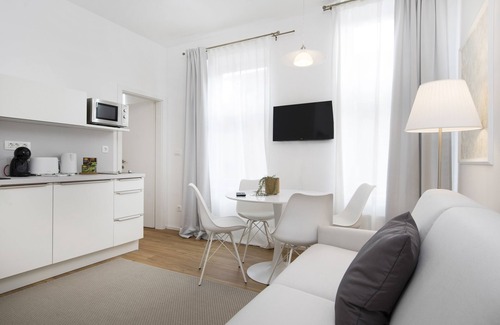 Ljubljana City Centre Apartment | Cozy apartment-Self check in.Ljubljana. 1 MINUTE from Dragon Bridge.