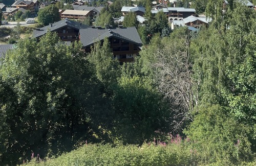 Les Deux Alpes Apartment | Cozy apartment with view at the foot of the slopes.