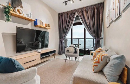 Kuala Lumpur City Centre House | Cozy Apartment w/Stunning KLCC View, 1-Min Walk to LRT, Netflix & Prime Location