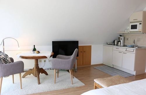 Sommerach Apartment | Cozy apartment with a small, romantic balcony with a view of the wine arbor