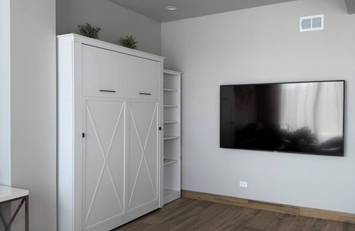 Forest View Apartment | Cozy apartment with all needed in a vibrant area close to cafes and attractions!