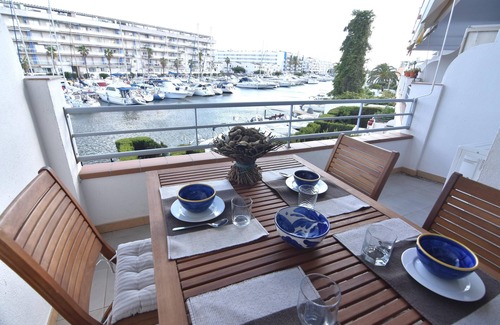 Santa Margarida Apartment | Cozy Apartment with Terrace and Canal Views, Near the Beach in Roses, Costa Brava.